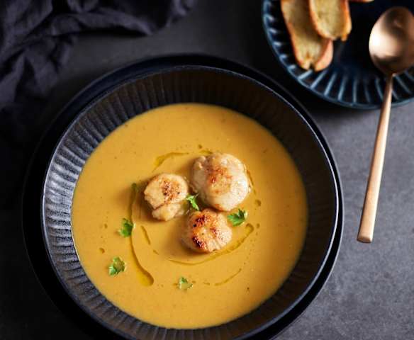 Bisque con capesante, crostini e olio al limone Bisque con capesante, crostini e olio al limone
