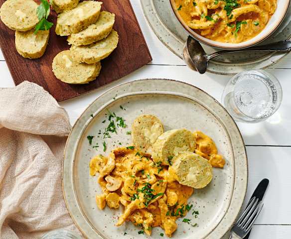 Käse-Serviettenknödel mit Gyros-Pilz-Eintopf