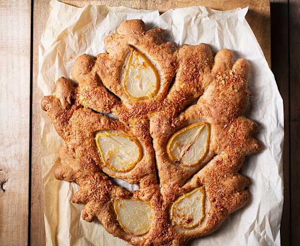Fougasse con pera, parmesano y nuez