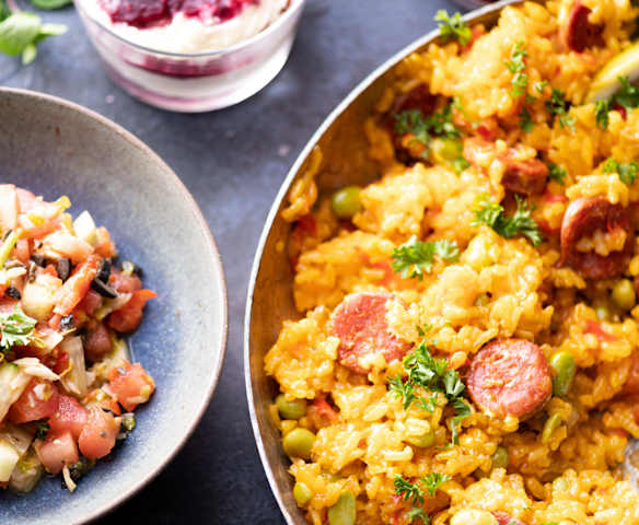 Menu: Paella, salada pipirrana e mousse de chocolate com calda de frutos silvestres