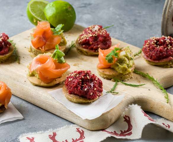 Blinis de espelta con puré de aguacate y hummus de remolacha