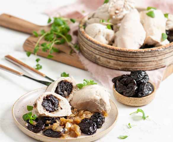 Roladki z kurczaka z cebulą i suszonymi śliwkami