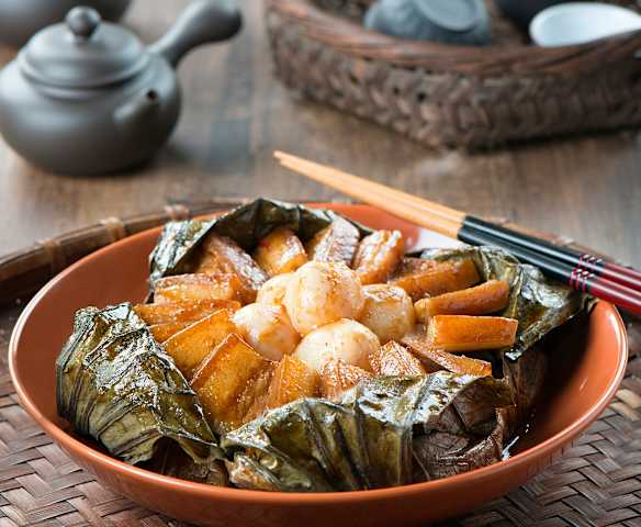 Samcan Babi Kukus dalam Daun Teratai