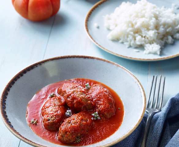 Domates Soslu Maydanozlu Köfte ve Pirinç Pilavı