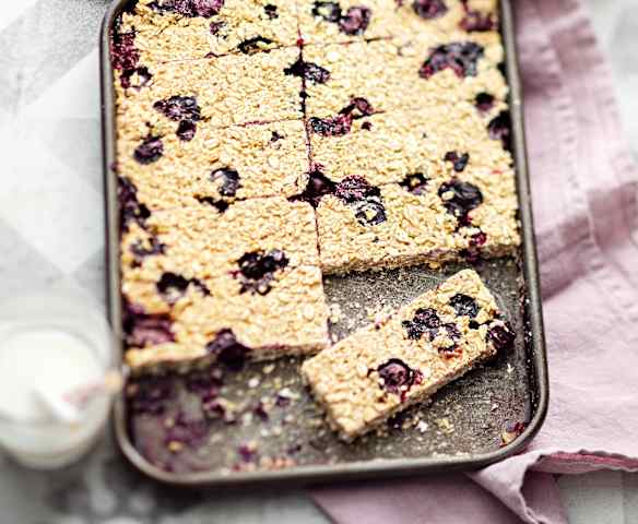 Baby-friendly Blueberry Oatmeal Fingers