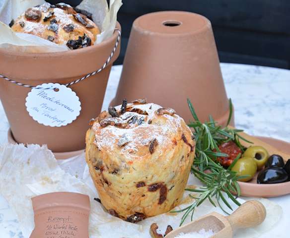 Mediterrane Köstlichkeit – selbstgebackenes Brot im Tontopf