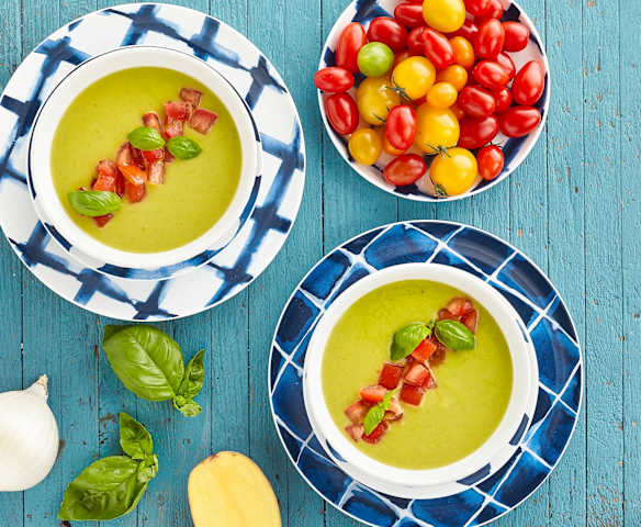 Crema di zucchine con dadolata di pomodori Crema di zucchine con dadolata di pomodori
