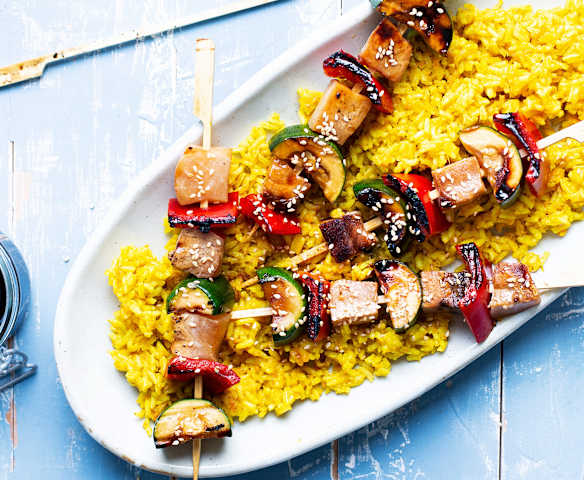 Brochetas de pez espada al teriyaki con arroz al curry
