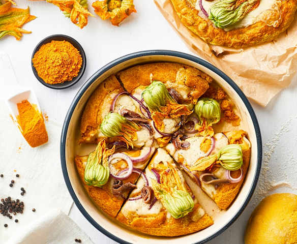 Pizza alla curcuma con acciughe, fiori di zucca e cipolle