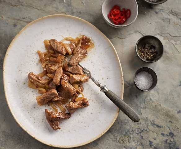 Faire sauter des oignons avec des lanières de bœuf Faire sauter des oignons avec des lanières de bœuf