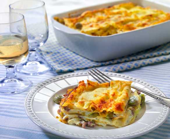 Lasagne con ragù di salsiccia e fave