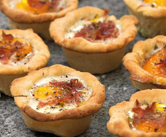 Tartaletas de huevo y jamón crudo