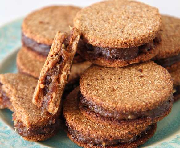 Alfajorcitos de cajú y coco rallado, rellenos de dátiles