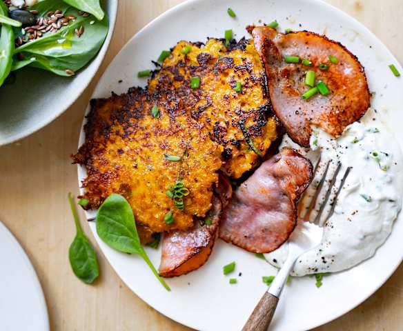 Rösti de patates douces, bacon grillé et sauce aux herbes