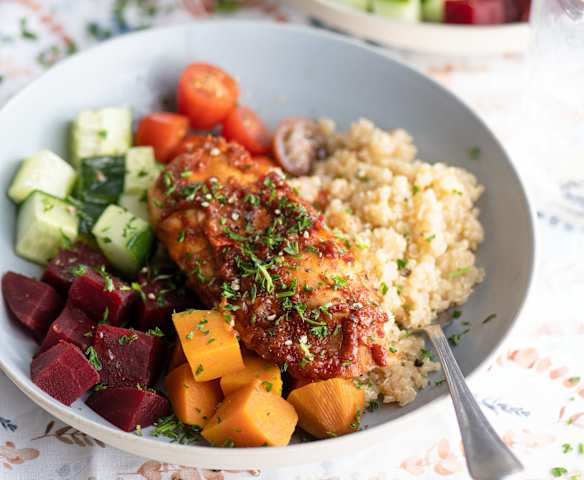 Pikantes Hähnchen mit Quinoa und gemischtem Salat Pikantes Hähnchen mit Quinoa und gemischtem Salat