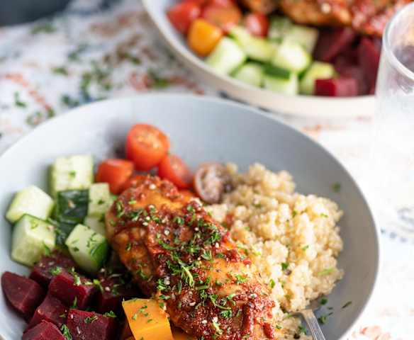 Pikantny kurczak z komosą ryżową i sałatką