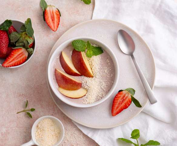 Truskawkowe smoothie bowl z kokosem i nektarynką