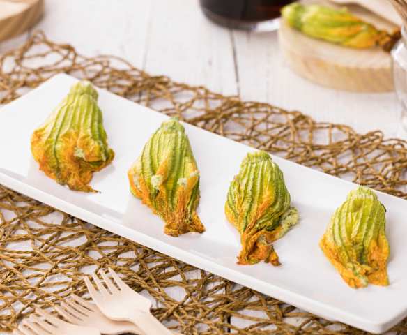 Fiori di zucchina ripieni con speck e provola