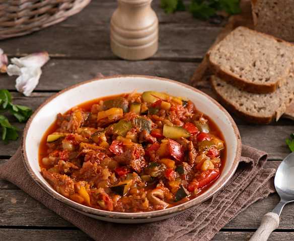 Wegańskie leczo z kurkami