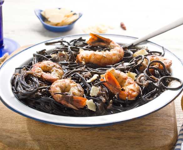 Espaguetis negros con cebolla roja y gambones Espaguetis negros con cebolla roja y gambones