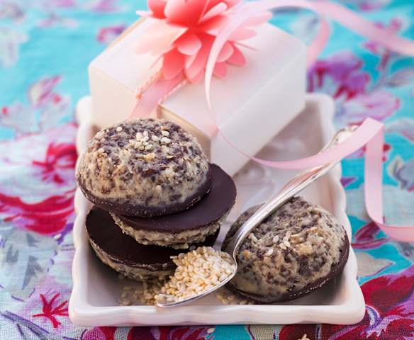 Sesampralinen mit Pumpernickel