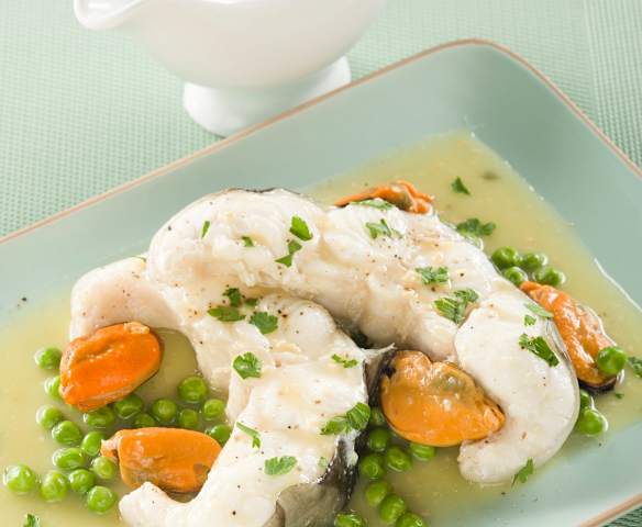 Congrio con guisantes y mejillones
