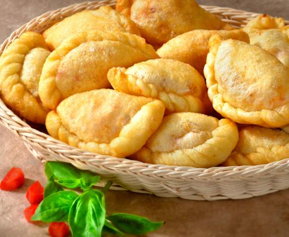 Panzerotti ricotta e salsiccia