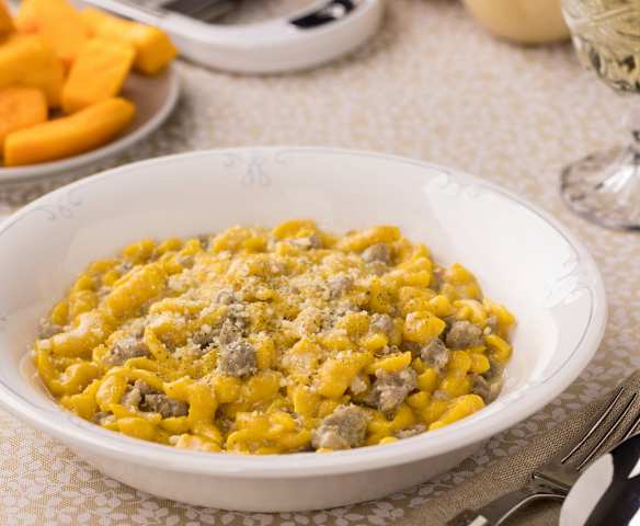 Spatzle di zucca con salsiccia