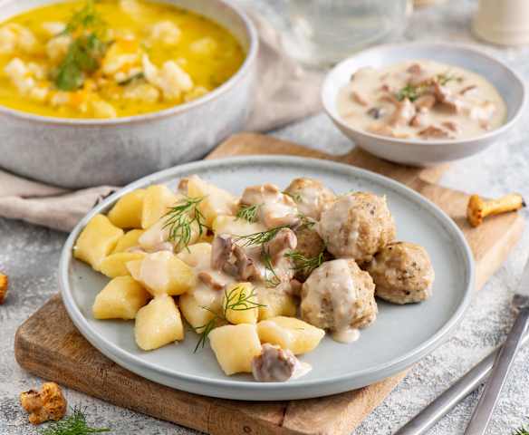 Zupa kalafiorowa; Pulpety z sosem kurkowym i kopytkami