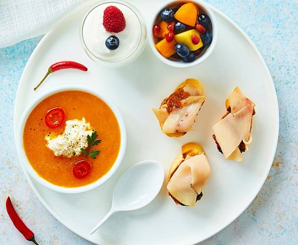 Menù: Zuppa fredda di melone; Crostini con pesce spada; Macedonia con mousse allo yogurt (Bimby Friend)