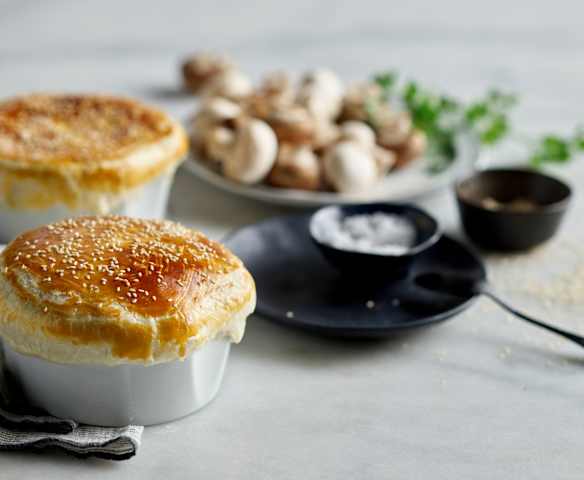 Kurczak z pieczarkami zapiekany pod ciastem francuskim