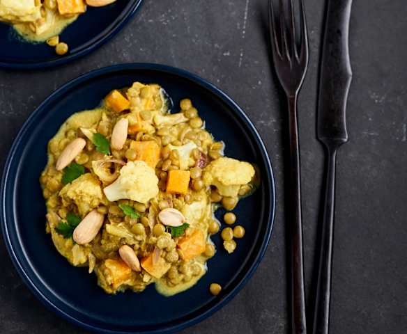 Dahl de lentilhas, amêndoa e cebola roxa