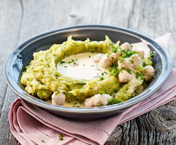 Lauch-Kartoffelstock mit Brätkügeli-Sauce