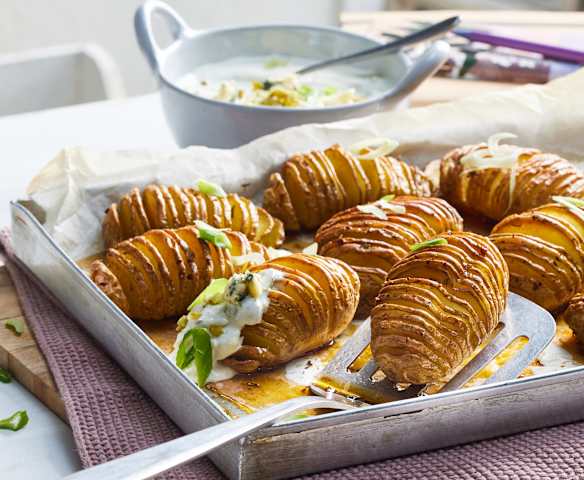 Hasselback-Kartoffeln mit Blauschimmelkäse-Creme