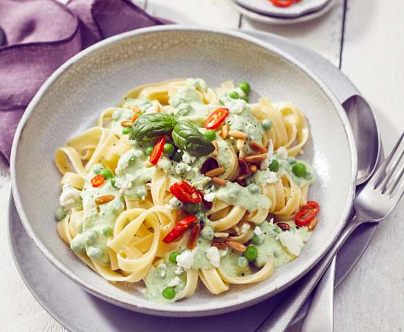 Lauwarme Pasta mit Erbsen in Joghurt-Feta-Sauce