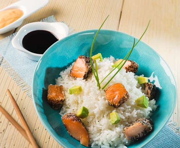 Bowl de arroz con salmón fresco