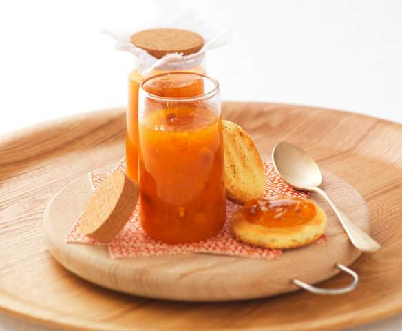 Marmelade d'abricot à l'orange et aux amandes