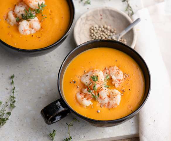 Crema de calabaza con langostinos dorados