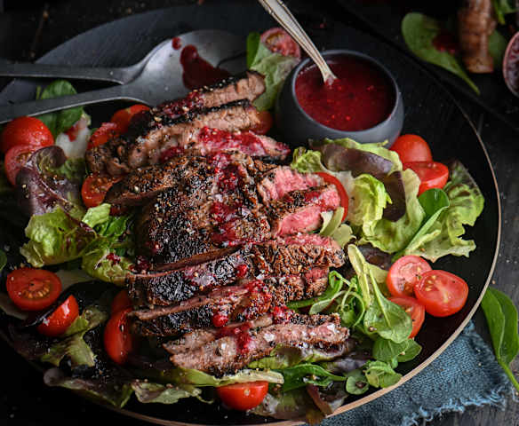 Tagliata di manzo marinata al caffè e salsa ai frutti rossi