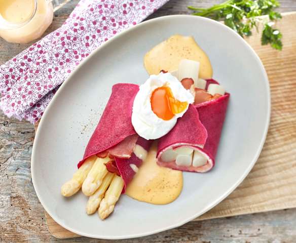 Spargel in Rote-Bete-Crêpes mit pochierten Eiern