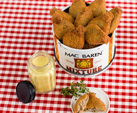 Nuggets de cogumelos com molho de coco e açafrão