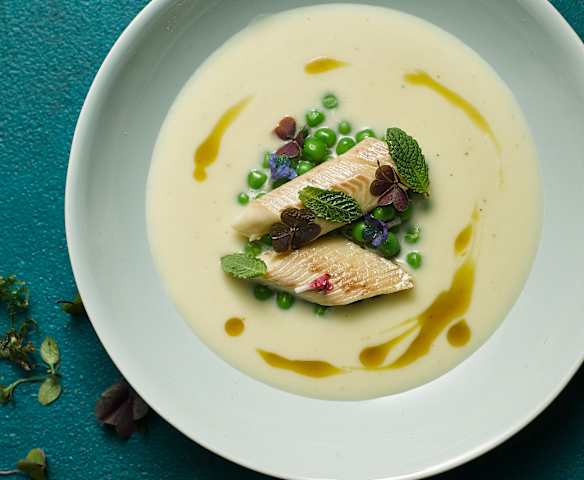 Polévka z mladého česneku s uzeným lososovitým pstruhem a hráškem