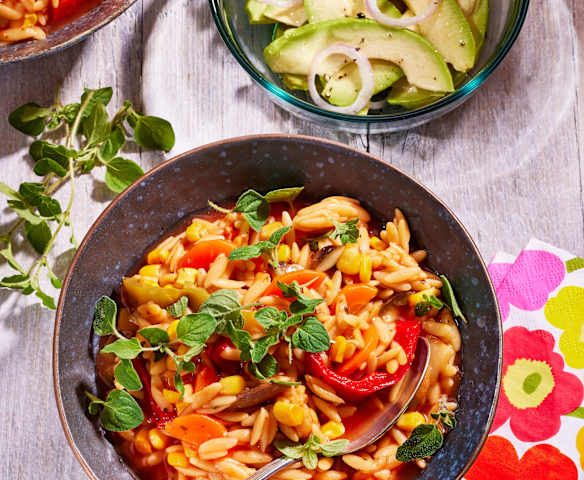 Risoni-Gemüse-Topf mit Avocado