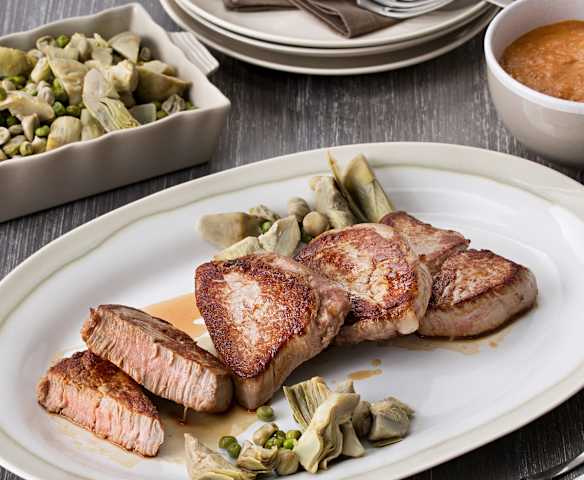 Solomillo de ternera con alcachofas, habas y guisantes (Hestan Cue™)
