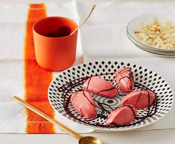 Erdbeer-Sorbet mit Rotweinsirup