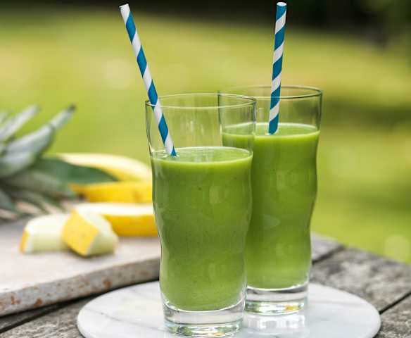 Smoothie agli spinaci, banana e ananas