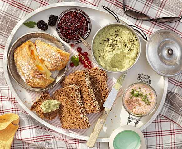Picknick mit Kürbiskern- und Schinkenaufstrich, Brombeer-Birnen-Marmelade, Kartotten-Walnuss-Brot und Topfen-Marillen-Strudel