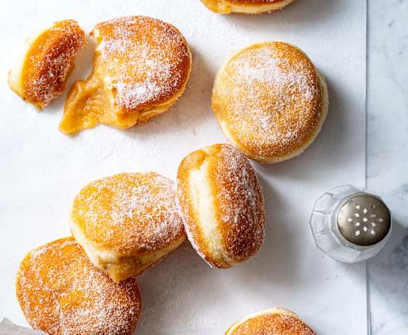 Gros beignets à la compote de pommes