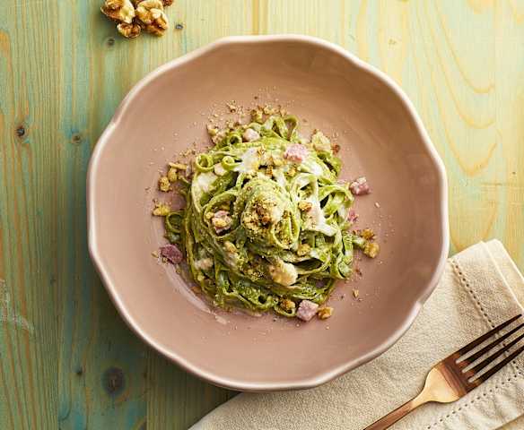 Tagliatelle verdi con stracchino, noci e pancetta