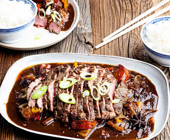 Flanksteaks sous-vide kantonesische Art mit Tomaten und Zwiebeln